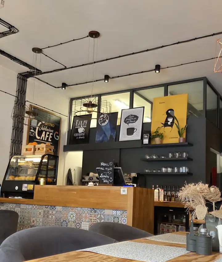 Bar z napisem Café i lampami