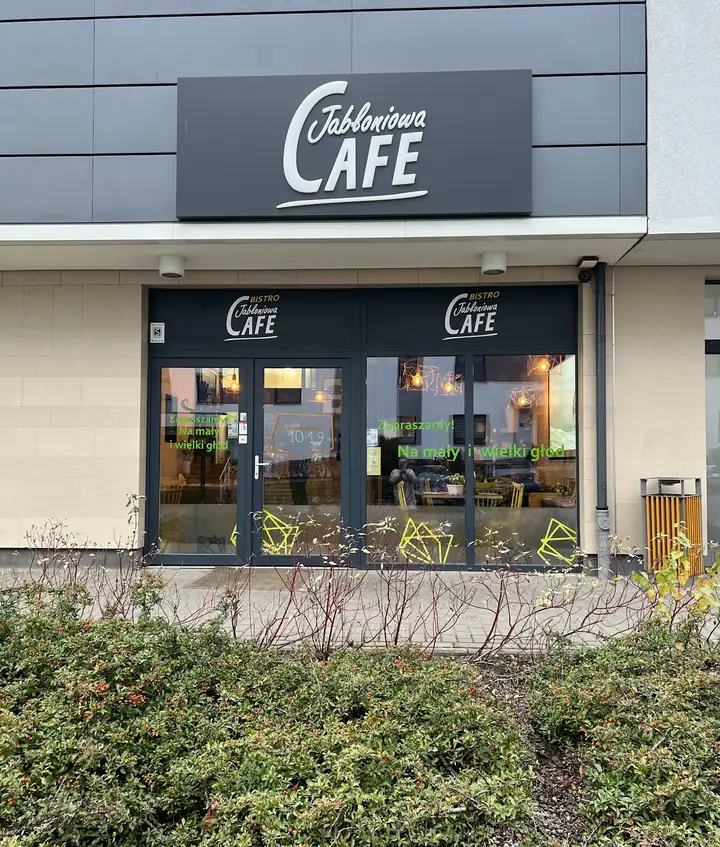 Witryna kawiarni z logo Cafe