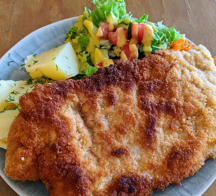 Panierowany kotlet z ziemniakami i surówką